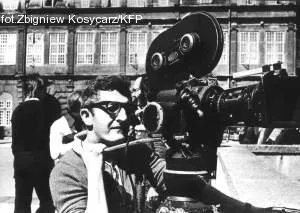 Takich kamer używali operatorzy pod koniec lat 70. Na zdjęciu kamerzysta Telewizji Polskiej, Jerzy Augustynski pod Zieloną Bramą w Gdańsku.