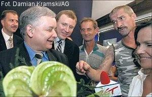 Jarosław Kaczyński w Sali BHP Stoczni Gdańskiej 7 września 2005 r.: - Jeśli wygramy wybory, to pierwszym posunięciem naszego rządu będzie sprawa Stoczni Gdańskiej. Stoczniom trzeba dać samodzielność. 