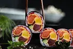 Kolorowe rolki sushi.