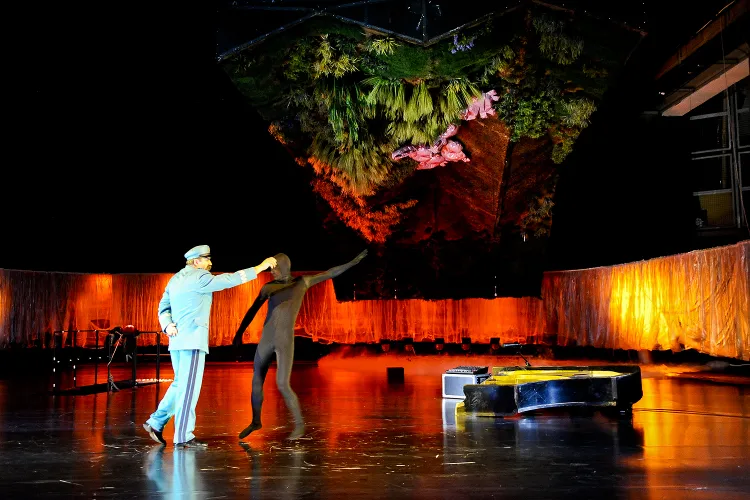 W spektaklu "Przedwiośnie" Teatru Wybrzeże bardzo ciekawie wygląda scenografia Anny Met, w której przyciąga uwagę gigantyczna, "odwrócona" makieta sielskiego, wiejskiego krajobrazu (na zdjęciu Szymon Gajowiec grany przez Grzegorza Gzyla i jego Cień - Jakub Mróz).