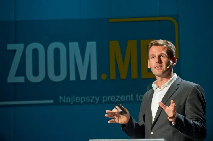 - Z uwagą śledzę, jaką drogę przeszli Zbyszek Niemczycki, Jan Kulczyk czy Steve Jobs - wylicza Kusznierewicz. A to jak widać przynosi efekty.