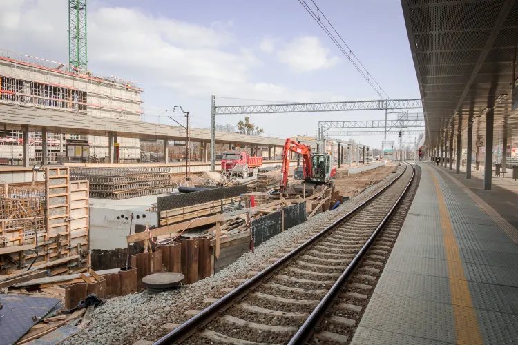 Po prawej fragment gotowego peronu, po lewej odsłonięta konstrukcja przejścia podziemnego z dworca na perony kolejowe.