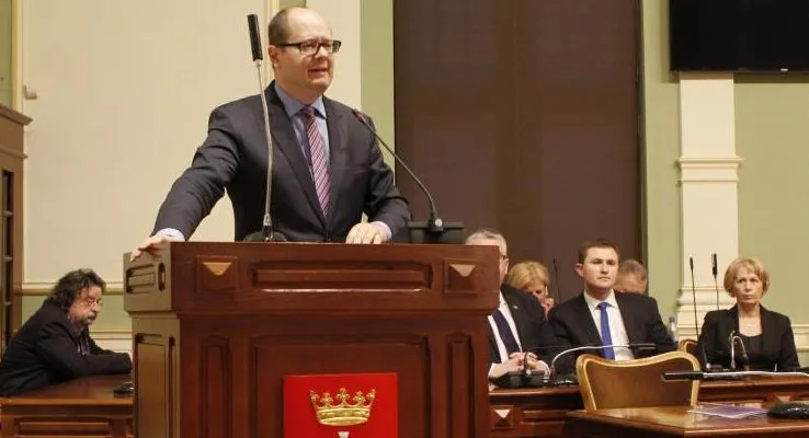 Paweł Adamowicz podczas wystąpienia na nadzwyczajnej sesji RM.