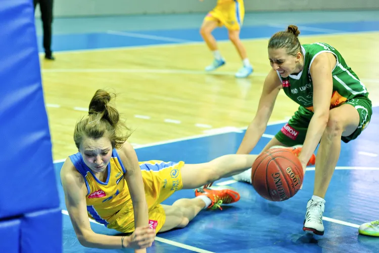 Koszykarki Basketu w sportowej walce straciły już szansę na zachowanie miejsca w Tauron Basket Lidze. Na pierwszym planie Anna Jakubiuk. 