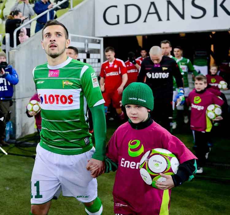 Piłkarze Lechii logotyp miasta reklamują na lewym rękawku koszulek meczowych, a emblematów Gdańska nie brakuje również podczas spotkań domowych biało-zielonych. Na zdjęciu Maciej Makuszewski. 