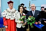 Złote Medale Uniwersytetu Gdańskiego rektor UG prof. Bernard Lammek (od lewej) wręczył pośmiertnie Maciejowi Płażyńskiemu (w jego imieniu odebrała medal żona Elżbieta) oraz prof. Edmundowi Wittbrodtowi.