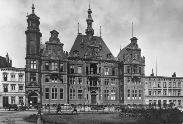 Siedziba Volkstagu, czyli  parlamentu Wolnego Miasta Gdańska, mieściła się przy ul. Nowe Ogrody 9. Budynek dziś już nie istnieje.