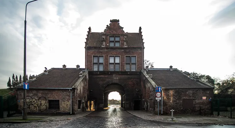 Brama Nizinna jako jedyna w Gdańsku wciąż nie jest wyłączona z ruchu kołowego.