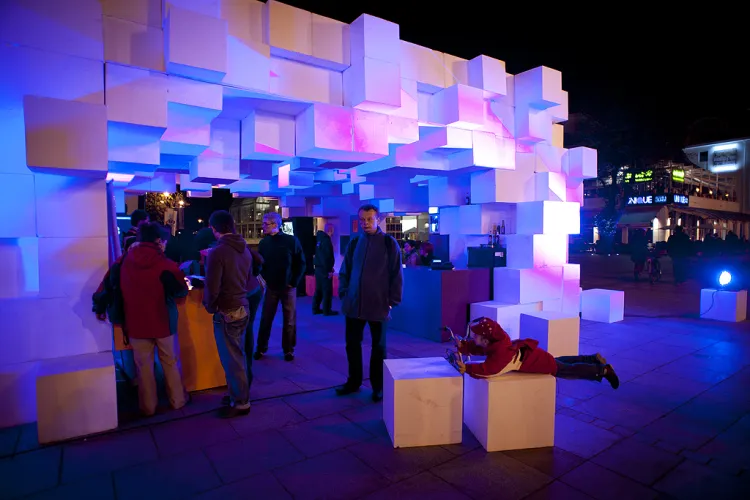 Sercem każdej edycji festiwalu Artloop jest artystyczna konstrukcja na Placu Przyjaciół Sopotu. W 2011 roku była to instalacja z podświetlanych kostek, w tym roku na placu stanie obiekt zbudowany z kontenerów.