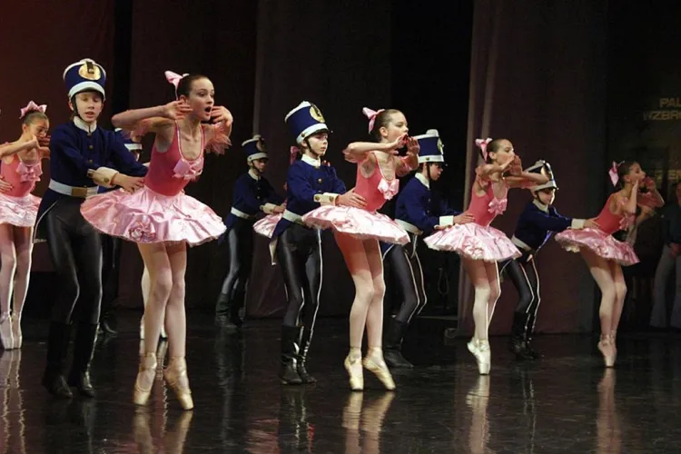 Młodzi tancerze i tancerki mają do wykonania jedną lub dwie (w zależności od wieku) wariacje z klasycznego repertuaru baletowego oraz układ taneczny w dowolnej technice tańca współczesnego. Do rywalizacji przystąpi 82 tancerzy.