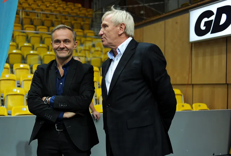 Mieczysław Krawczyk (z prawej) ponad 20 lat temu przeniósł drużynę koszykarek z Gdańska do Gdyni i przez wiele sezonów prowadził klub do sukcesów nie tylko na krajowej arenie. Obecnie prezydent Wojciech Szczurek (z lewej) i miasto nadal wspierają Basket, mimo że w sportowej rywalizacji drużyna nie potrafiła obronić miejsca w TBLK.