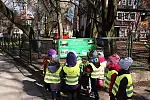 Dzieci z przedszkola Lew Leon, wspólnie z wychowawczyniami, zawiesiły tablice informacyjne w parku Uphagena. 
