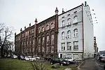 Miasto za 3 mln zł wykupuje osiem mieszkań w kamienicy przy ul. Lastadia 1 (szary budynek), by ją wyburzyć.