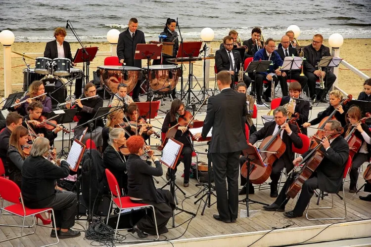 Gdyńska Orkiestra Symfoniczna wywodzi się z Orkiestry Symfonicznej Stoczni im. Komuny Paryskiej w Gdyni, założonej w październiku 1946 roku. 