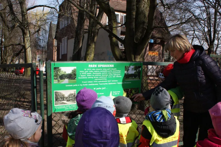 Dzieci z przedszkola Lew Leon, wspólnie z wychowawczyniami, zawiesiły tablice informacyjne w parku Uphagena.