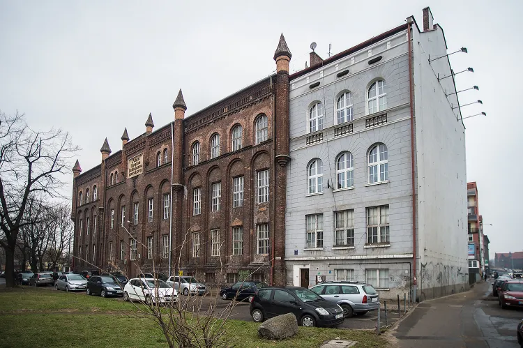 Miasto za 3 mln zł wykupuje osiem mieszkań w kamienicy przy ul. Lastadia 1 (szary budynek), by ją wyburzyć.