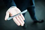 Krótki nóż z ostrzem, którego długość nie przekracza 6 cm. Czy taki przedmiot nie może być użyty do próby sterroryzowania pasażera lub członka obsługi samolotu?