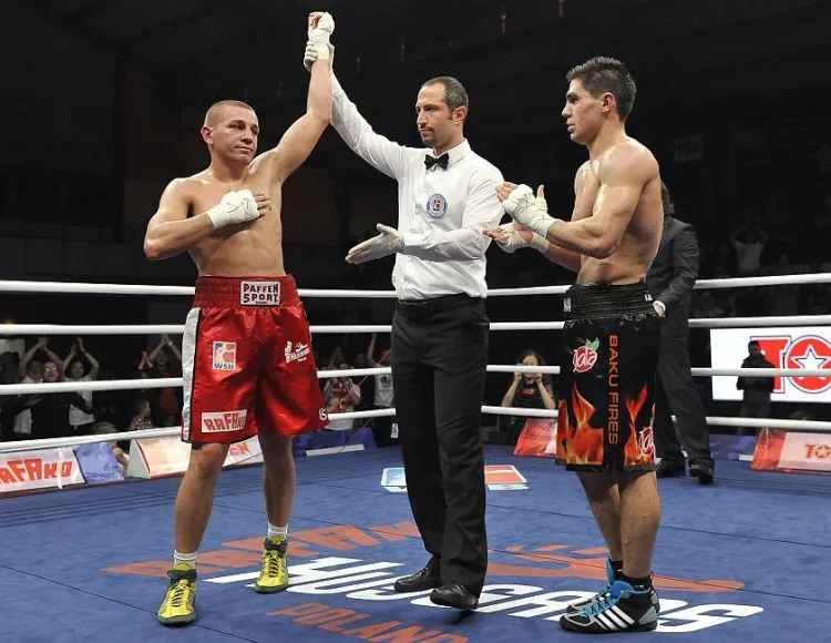 Tomasz Jabłoński (z lewej) powinien wygrać w Gdańsku walkę jednogłośnie, a że sędzia z Algierii nie chciał tego dostrzec, bokser Sako stracił prowadzenie w olimpijskim rankingu. 
