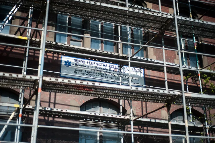 Wieloletni remont budynku dawnej lecznicy zakończy się najprawdopodobniej w październiku.