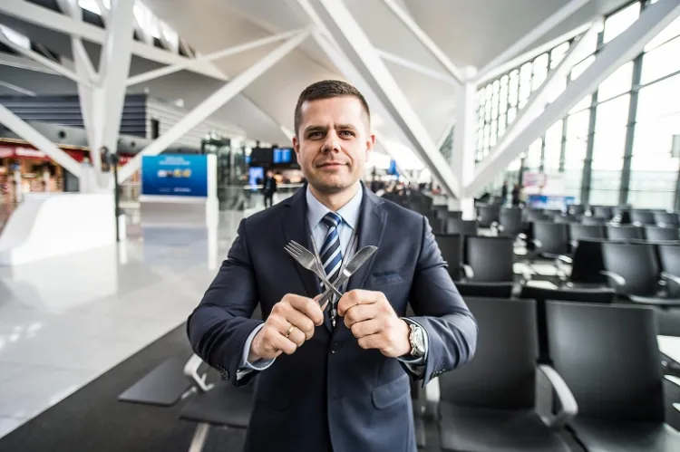 - Metalowe sztućce, które są podawane w lotniskowej restauracji już po stronie odlotów, są tak zaprojektowane, by spełniały wymogi bezpieczeństwa - zapewnia Michał Dargacz, rzecznik portu lotniczego w Gdańsku.