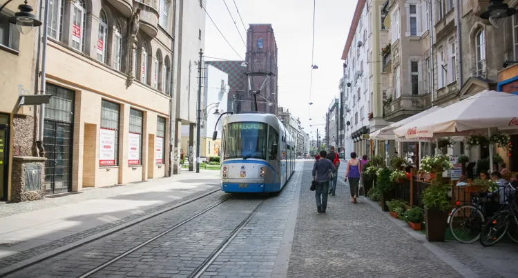 Tramwaj prowadzony bezpośrednio w jezdni we Wrocławiu.
