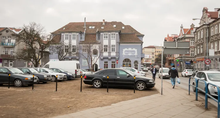 Miejsce po rozebranej kamienicy przy ul. Do Studzienki pełni dzisiaj rolę parkingu naziemnego. Czy tak ma wyglądać przestrzeń wzdłuż całej ulicy do 2040 r., gdy okaże się, że trzeba realizować docelową formę Nowej Politechnicznej?