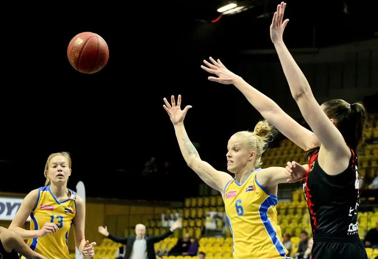 Dominika Miłoszewska (nr 13) i Angelika Stankiewicz (nr 6) z Basketu Gdynia znalazły się w szerokiej kadrze, która rozpocznie w maju przygotowania do mistrzostw Europy. Trzecie powołanie do gdyńskiego klubu przyszło dla Moniki Naczk.