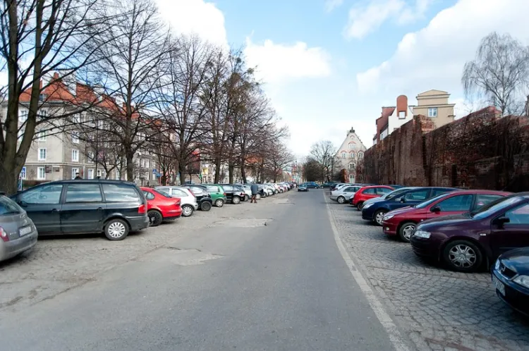 Firma Immo Park zaproponowała, ze zbuduje podziemne parkingi przy Podwalu Przedmiejskim i przy Podwalu Staromiejskim, na łącznie 555 miejsc.