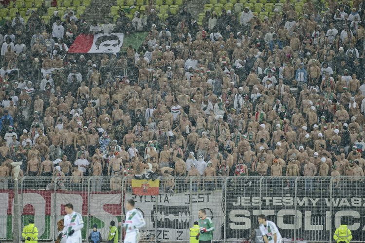 Na mecz Lechii z Legią ma przyjechać do Gdańska około 1200 kibiców z Warszawy. W związku z tym biało-zieloni zdecydowali się na powiększenie strefy buforowej, kosztem 500 miejsc na sektorze I.