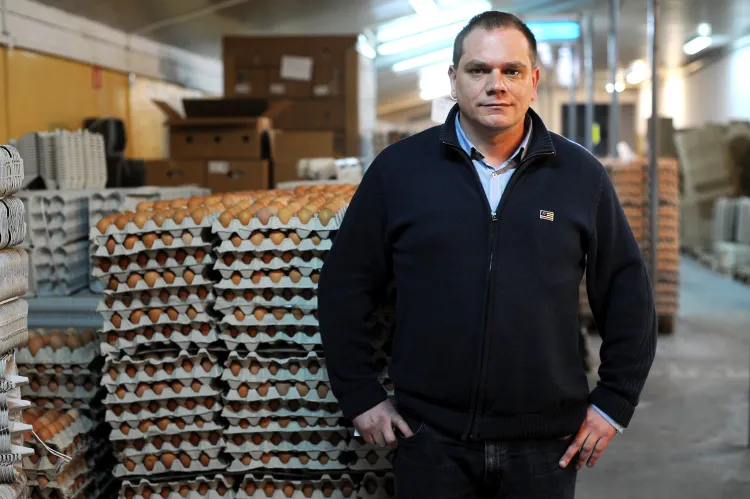 Firma Czachorowski miesięcznie "produkuje" kilkanaście milionów jaj, które trafiają do odbiorców nie tylko w Polsce, ale także prawie w całej Europie. Na zdjęciu: Andrzej Czachorowski - właściciel firmy.