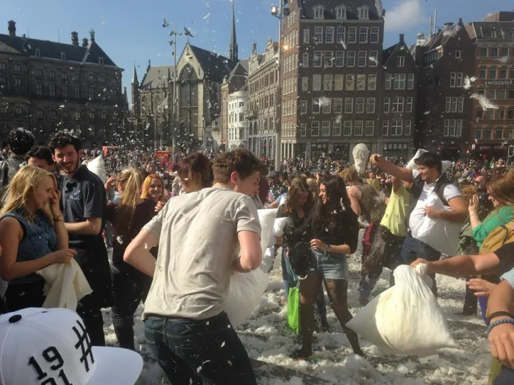 Impreza w centrum miasta mogła przyciągnąć nawet kilka tysięcy uczestników. Tak wyglądała bitwa w Amsterdamie.