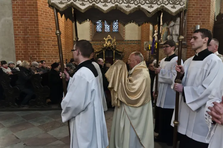 Rezurekcja w Polsce - zgodnie z tradycją - najczęściej jest w niedziele rano. Jednak jest coraz więcej parafii, w których odbywa się już w sobotę w nocy.