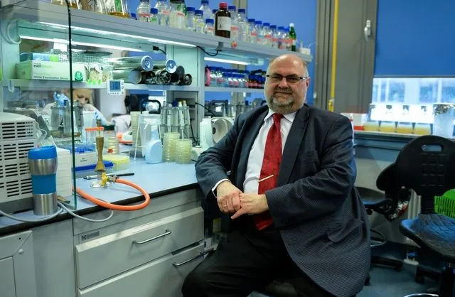 Profesor Grzegorz Węgrzyn z Uniwersytetu Gdańskiego to nie tylko wybitny biolog molekularny, ale też twórca leku na śmiertelną chorobę genetyczną Sanfilippo.