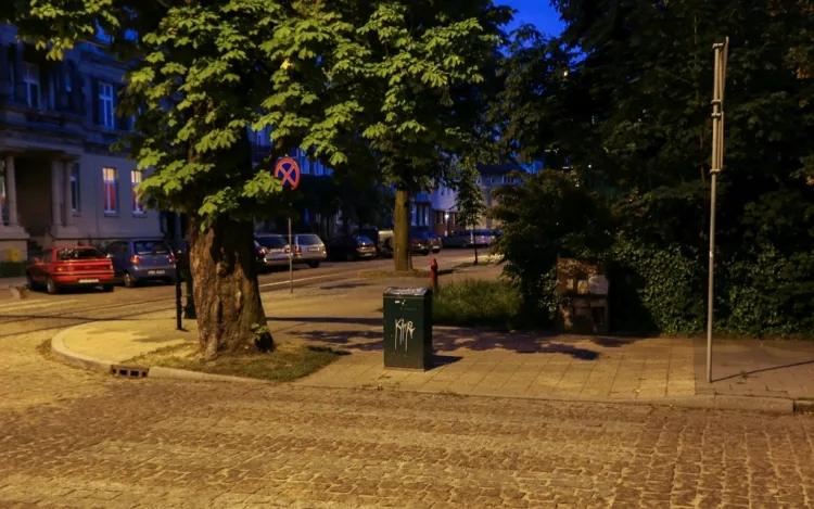 Przejście na skrzyżowaniu ul. Rybołowców i Na Zaspę.