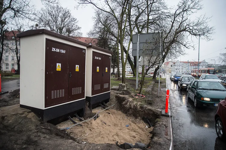 Betonowe konstrukcje powstały tuż przy jezdni, a ich celem jest m.in. zapewnienie dostaw energii elektrycznej dla sieci tramwajowej.