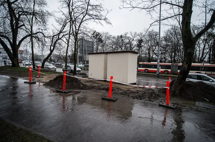 Betonowe konstrukcje powstały tuż przy jezdni, a ich celem jest m.in. zapewnienie dostaw energii elektrycznej dla sieci tramwajowej.
