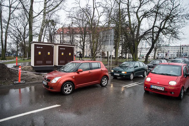 Betonowe konstrukcje powstały tuż przy jezdni, a ich celem jest m.in. zapewnienie dostaw energii elektrycznej dla sieci tramwajowej.