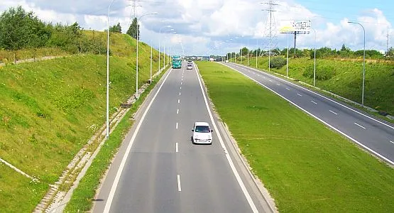 Kierowca Daewoo Matiza pewnie miał zamiar pokonać lewym pasem całą Trasę W-Z w Gdańsku.