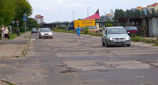 Przez ponad 30 lat łatano dziury w pasie startowym na Zaspie. Teraz drogowcy ułożą tam asfalt.
