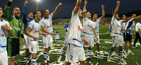 Po zakończeniu spotkania gdyńscy piłkarze pytali kibiców:  "Kto wygrał mecz?!"  i wspólnie z fanami gromko odpowiadali " Bałtyk!" 
