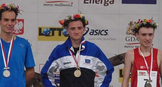 Pierwsi medaliści mistrzostw polski w biegu ulicznym na 10 kilometrów. W środku zwycięzca 17. Międzynarodowego Biegu św. Dominika Marcin Chabowski.
