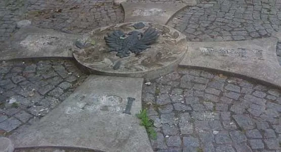 Na Westerplatte ktoś zerwał prawie wszystkie litery i wieniec laurowy z krzyża Virtuti Militari.