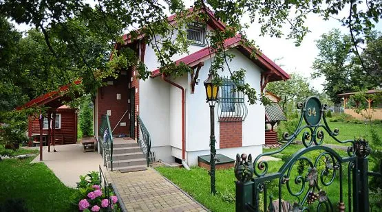 To nie domek w dzielnicy willowej, ale przerośnięta "altanka" na terenie Rodzinnego Ogrodu Działkowego "Przyszłość" w Brzeźnie.