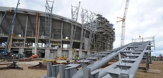 Po głównych pracach budowlanych i konstrukcyjnych, na gdańskim stadionie rozpoczyna się montaż okablowania elektroniki.