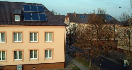 Tradycyjne panele słoneczne szpecą budynek, nie są też tak wydajne, jak baterie termiczne, nad którymi pracują naukowcy z PG.