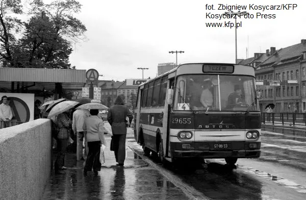 Autosany na całe lata zdominowały transport autobusowy w Polsce. Nz. przystanek autobusowy przy Wałach Jagiellońskich w Gdańsku.