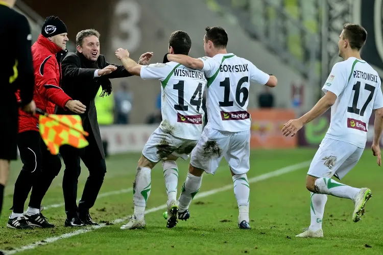 Tak cieszyli się piłkarze oraz trener Lechii w grudniu ubiegłego roku, gdy Lechia ograła Piasta Gliwice 3:1 i skończyła z serią sześciu meczów bez zwycięstwa, która rozpoczęła się po przerwie w ekstraklasie dla reprezentacji.