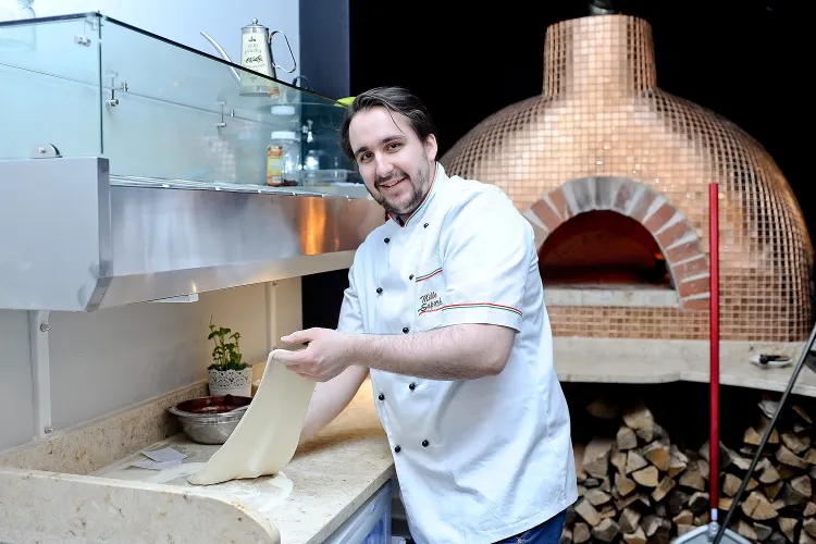 Paweł Nowakowski z Viva La Pizza idealną recepturę na ciasto opracowywał trzy lata. 