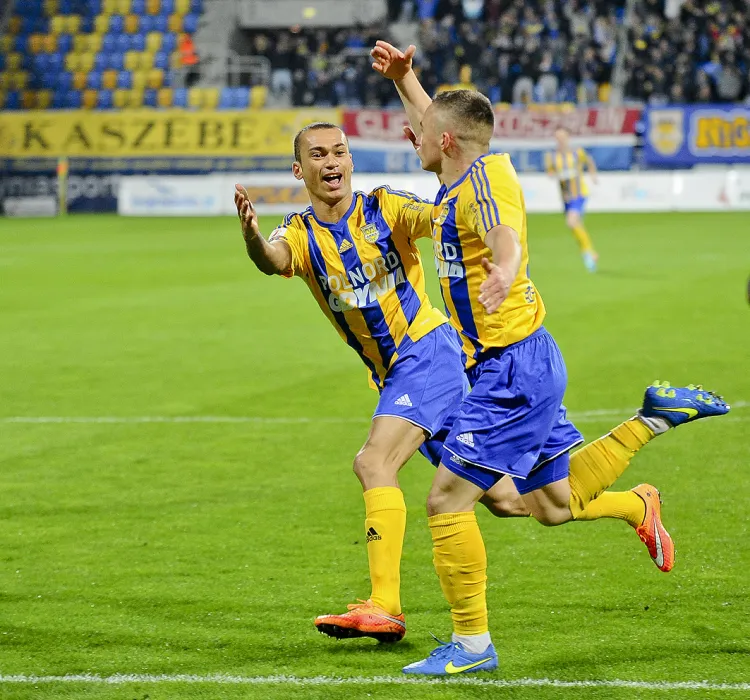 Piłkarze Arki już w sobotę mogą wyrównać otwarcia wiosny z 2012 i 2014 roku. Wówczas bez porażki grali przez sześć pierwszych kolejek. Na zdjęciu: Marcus i Michał Nalepa, którzy strzelali gole w zwycięskich meczach żółto-niebieskich w tym roku. 