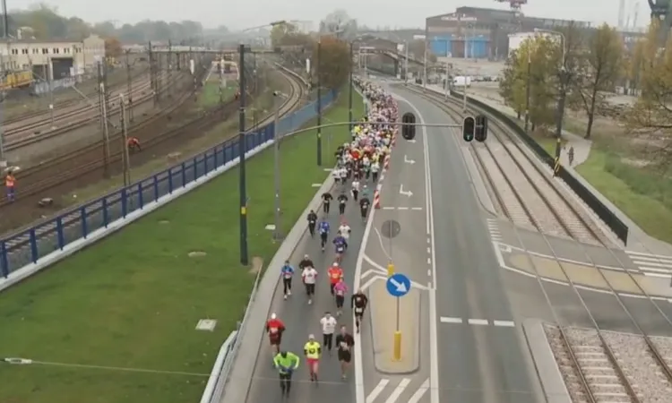 Półmaraton Gdańsk to trasa o długości 21,0975 km prowadząca ulicami miasta. Dzięki treningom z klubem "Galion biega" można ją pokonać już pod koniec października.